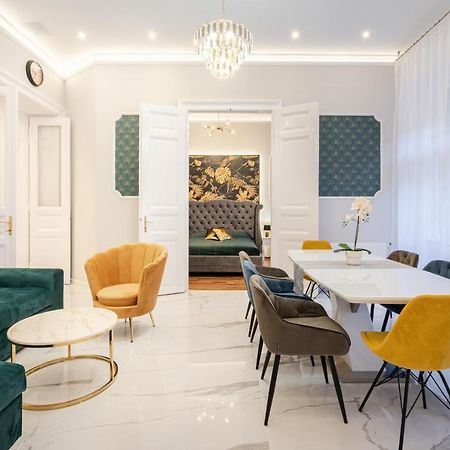 Premium Art Deco Apartment At Broadway // 4Bdr & 3Br บูดาเปสต์ ภายนอก รูปภาพ