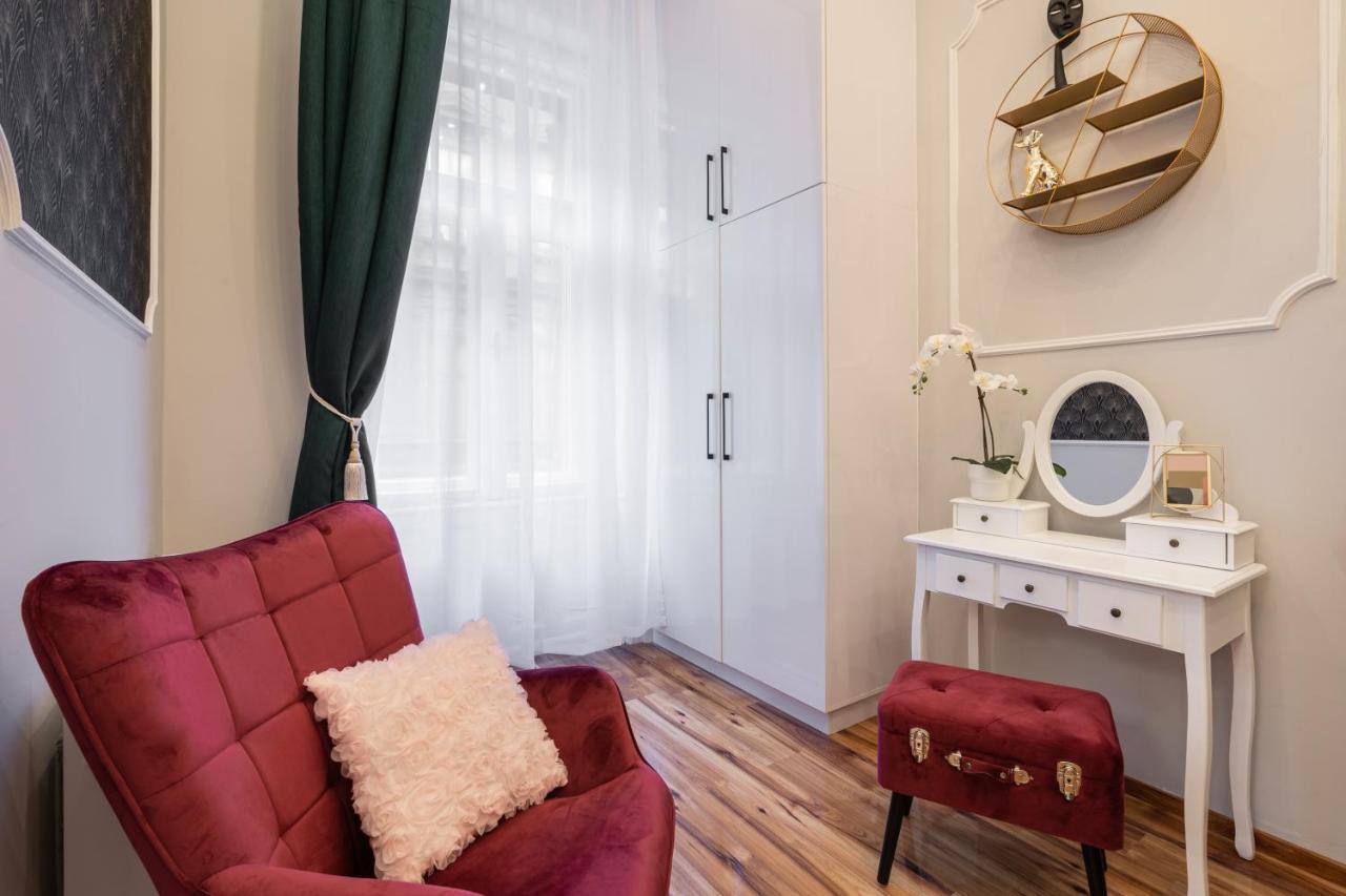 Premium Art Deco Apartment At Broadway // 4Bdr & 3Br บูดาเปสต์ ภายนอก รูปภาพ