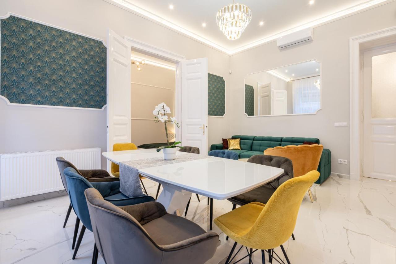 Premium Art Deco Apartment At Broadway // 4Bdr & 3Br บูดาเปสต์ ภายนอก รูปภาพ