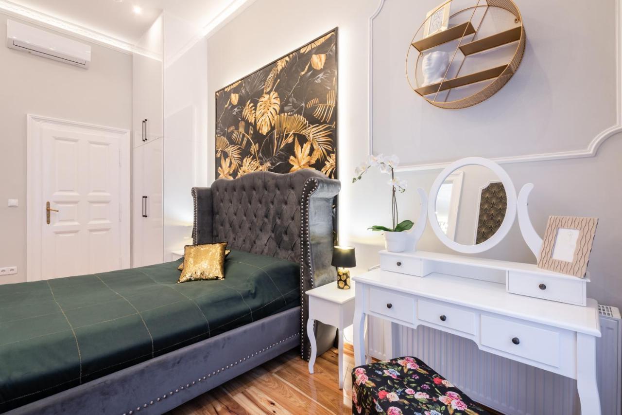 Premium Art Deco Apartment At Broadway // 4Bdr & 3Br บูดาเปสต์ ภายนอก รูปภาพ