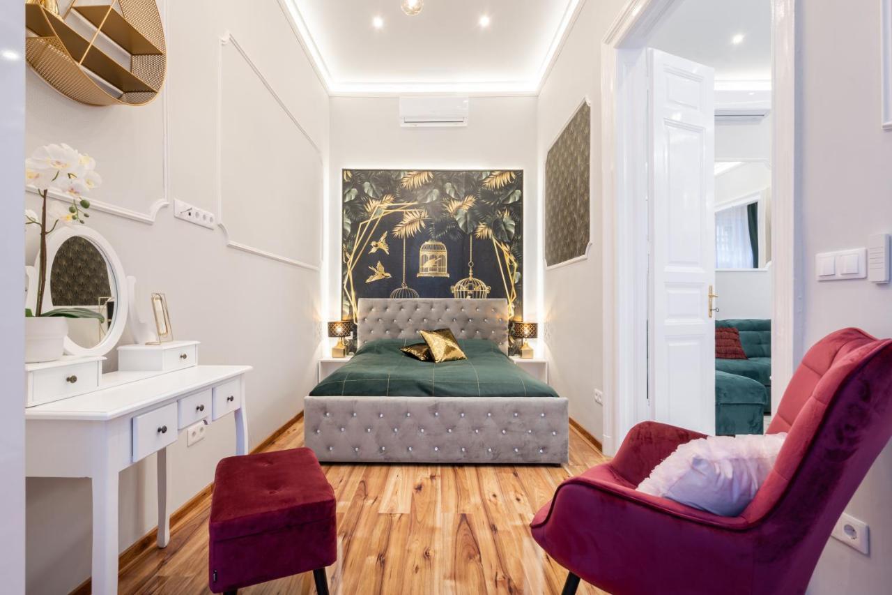Premium Art Deco Apartment At Broadway // 4Bdr & 3Br บูดาเปสต์ ภายนอก รูปภาพ