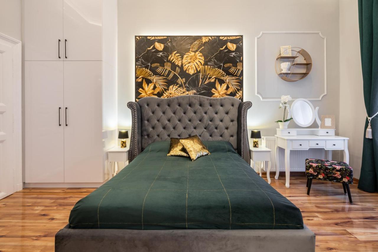 Premium Art Deco Apartment At Broadway // 4Bdr & 3Br บูดาเปสต์ ภายนอก รูปภาพ