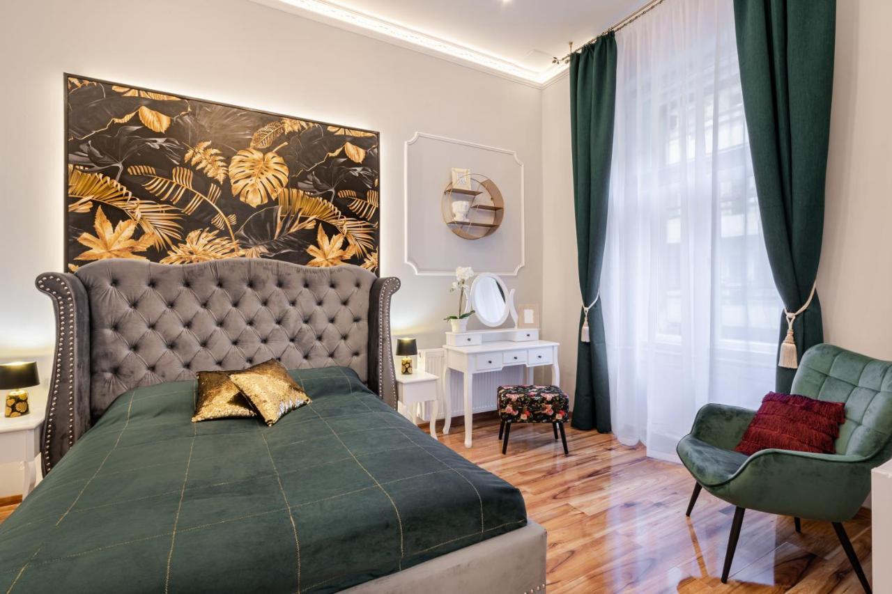 Premium Art Deco Apartment At Broadway // 4Bdr & 3Br บูดาเปสต์ ภายนอก รูปภาพ