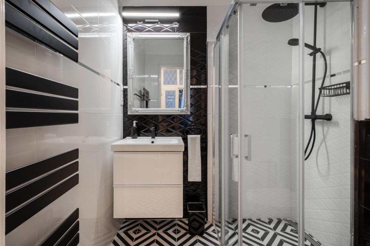 Premium Art Deco Apartment At Broadway // 4Bdr & 3Br บูดาเปสต์ ภายนอก รูปภาพ