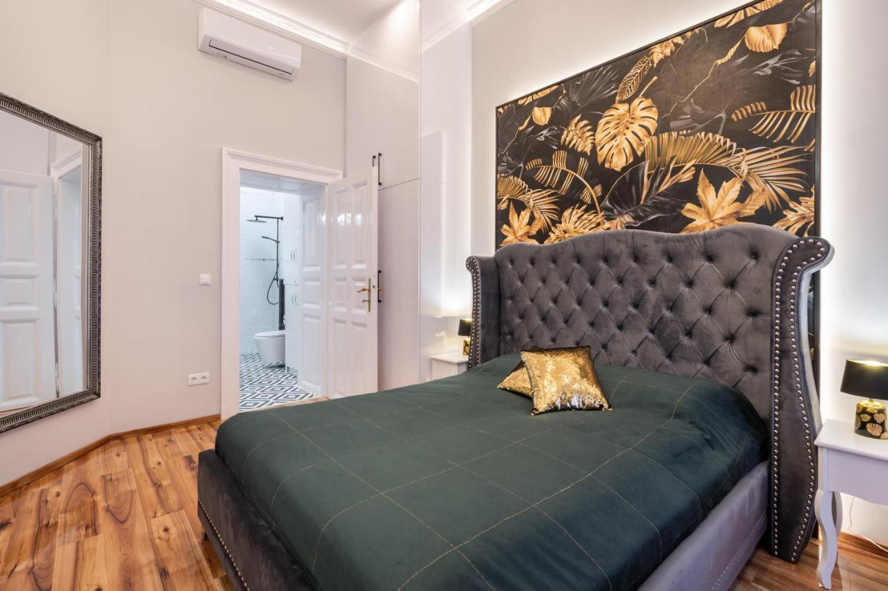 Premium Art Deco Apartment At Broadway // 4Bdr & 3Br บูดาเปสต์ ภายนอก รูปภาพ