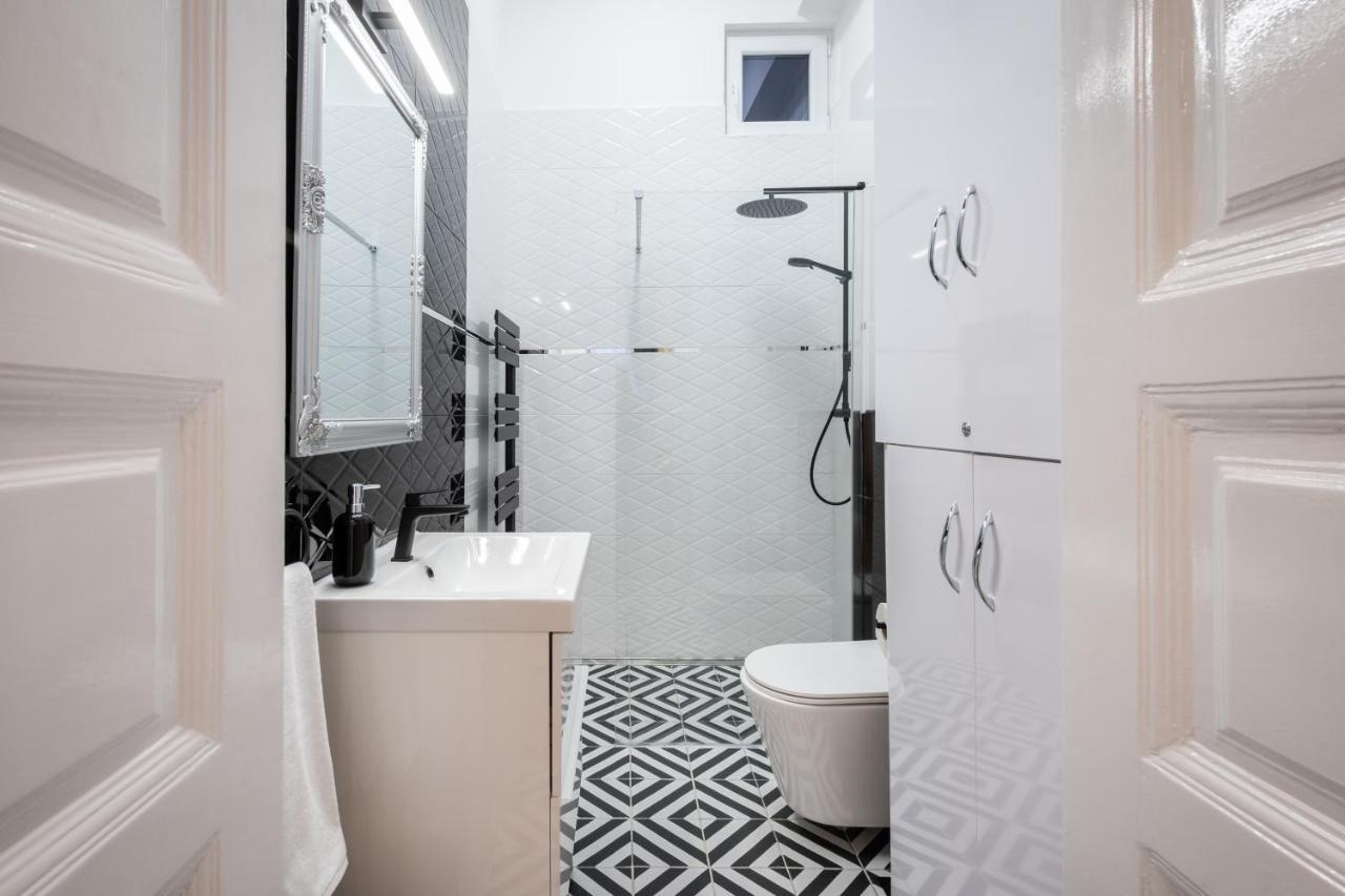 Premium Art Deco Apartment At Broadway // 4Bdr & 3Br บูดาเปสต์ ภายนอก รูปภาพ