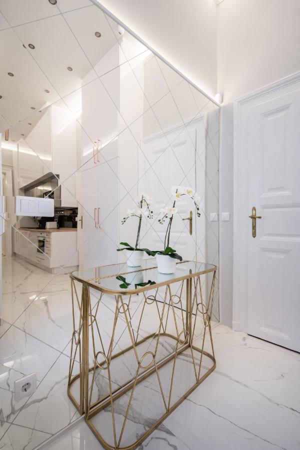 Premium Art Deco Apartment At Broadway // 4Bdr & 3Br บูดาเปสต์ ภายนอก รูปภาพ